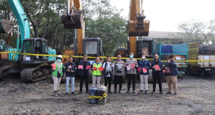 Alat Berat dan Truk Pengangkut Batu Bara yang berhasil diamankan Polres Muara Enim. Fhoto: Istimewa