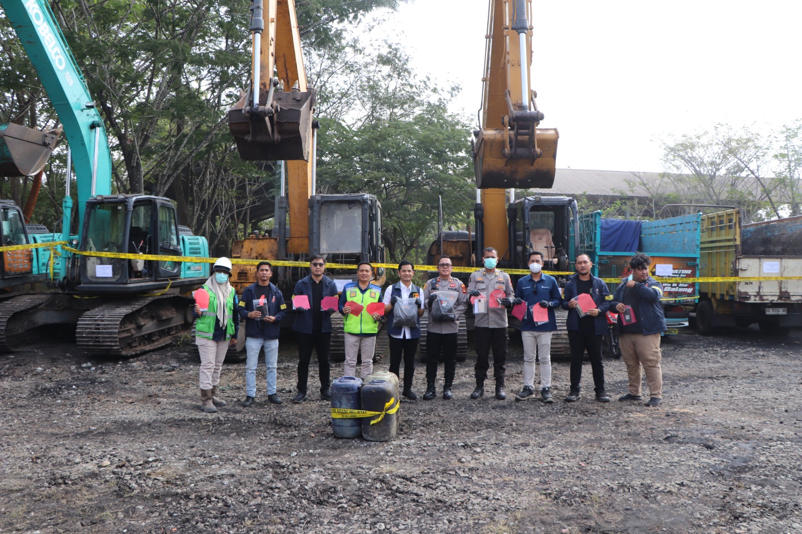 Alat Berat dan Truk Pengangkut Batu Bara yang berhasil diamankan Polres Muara Enim. Fhoto: Istimewa