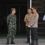 Kapolda Sumsel Irjen Pol. Dr. Sandi Nugroho bersama Pangdam II/Sriwijaya Mayjen TNI Ujang Darwis, menunggu kedatangan Wapres Gibran di Bandara, Kamis (16/7/26). Fhoto: Istimewa