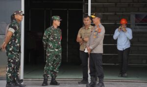 Kapolda Sumsel Irjen Pol. Dr. Sandi Nugroho bersama Pangdam II/Sriwijaya Mayjen TNI Ujang Darwis, menunggu kedatangan Wapres Gibran di Bandara, Kamis (16/7/26). Fhoto: Istimewa