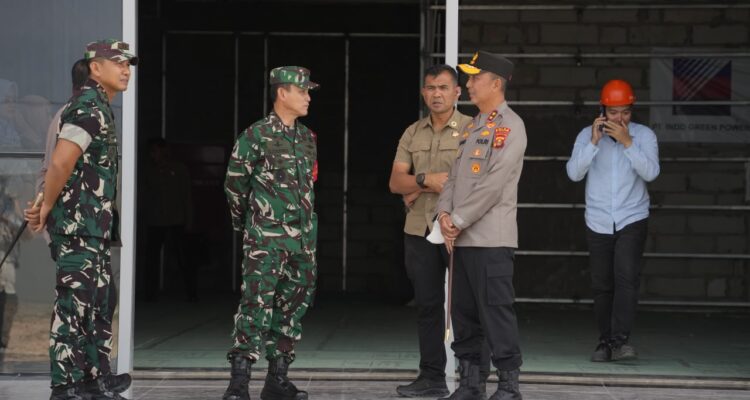 Kapolda Sumsel Irjen Pol. Dr. Sandi Nugroho bersama Pangdam II/Sriwijaya Mayjen TNI Ujang Darwis, menunggu kedatangan Wapres Gibran di Bandara, Kamis (16/7/26). Fhoto: Istimewa