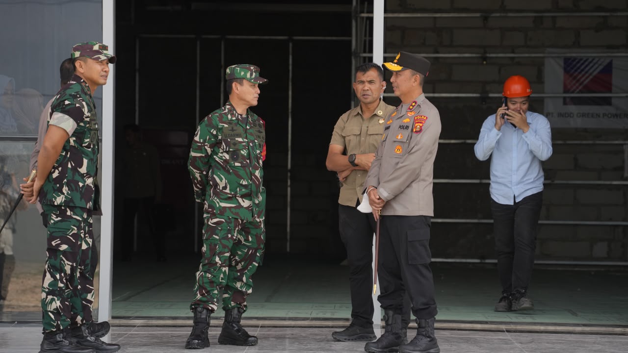 Kapolda Sumsel Irjen Pol. Dr. Sandi Nugroho bersama Pangdam II/Sriwijaya Mayjen TNI Ujang Darwis, menunggu kedatangan Wapres Gibran di Bandara, Kamis (16/7/26). Fhoto: Istimewa