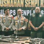 Kapolda Sumsel, Irjen Pol Sandi Nugroho, bersama PJU Polda Sumsel saat konferensi pers pemusnahan senpi Ilegal, Jum'at (3/7). Fhoto: Istimewa