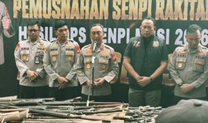 Kapolda Sumsel, Irjen Pol Sandi Nugroho, bersama PJU Polda Sumsel saat konferensi pers pemusnahan senpi Ilegal, Jum'at (3/7). Fhoto: Istimewa