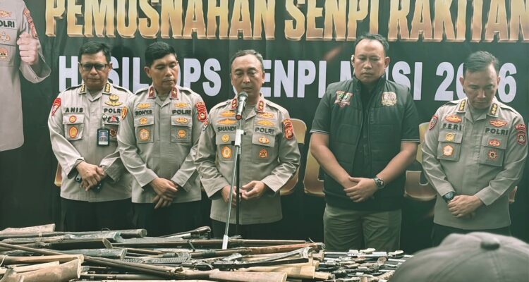 Kapolda Sumsel, Irjen Pol Sandi Nugroho, bersama PJU Polda Sumsel saat konferensi pers pemusnahan senpi Ilegal, Jum'at (3/7). Fhoto: Istimewa