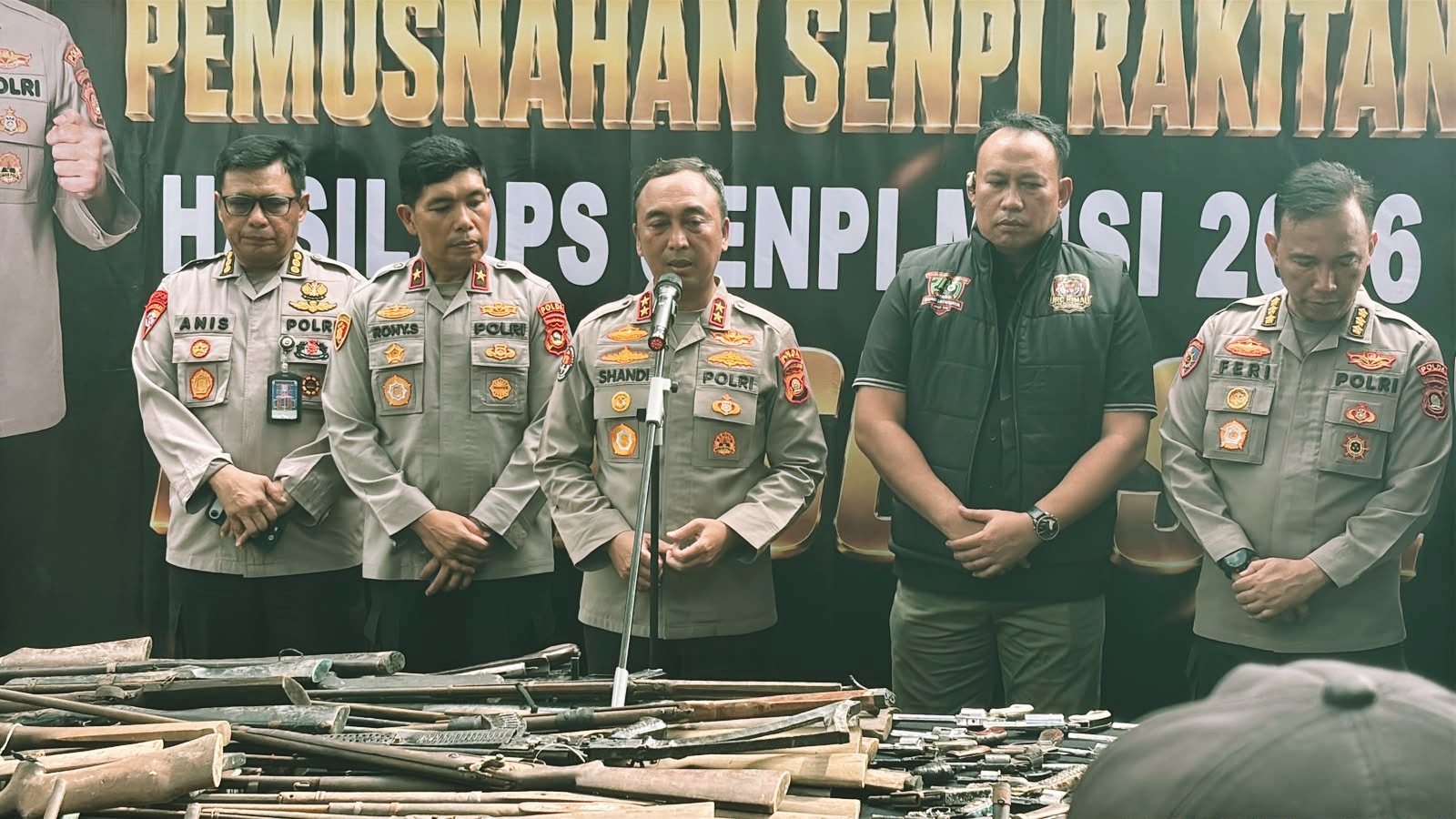 Kapolda Sumsel, Irjen Pol Sandi Nugroho, bersama PJU Polda Sumsel saat konferensi pers pemusnahan senpi Ilegal, Jum'at (3/7). Fhoto: Istimewa