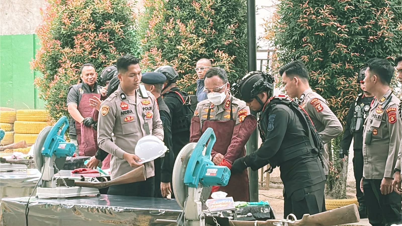 Kapolda Sumsel, Irjen Pol Sandi Nugroho saat memusnahkan senpi Ilegal menggunakan gerinda pemotong, Jum'at (3/7).Fhoto: Istimewa 
