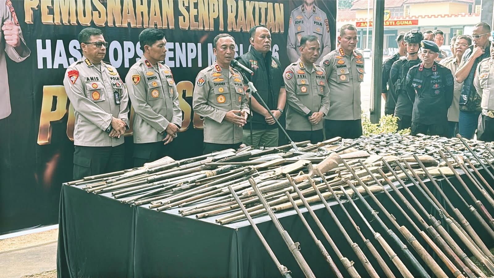 Kapolda Sumsel, Irjen Pol Sandi Nugroho, bersama PJU Polda Sumsel saat konferensi pers pemusnahan senpi Ilegal, Jum'at (3/7).Fhoto: Istimewa 